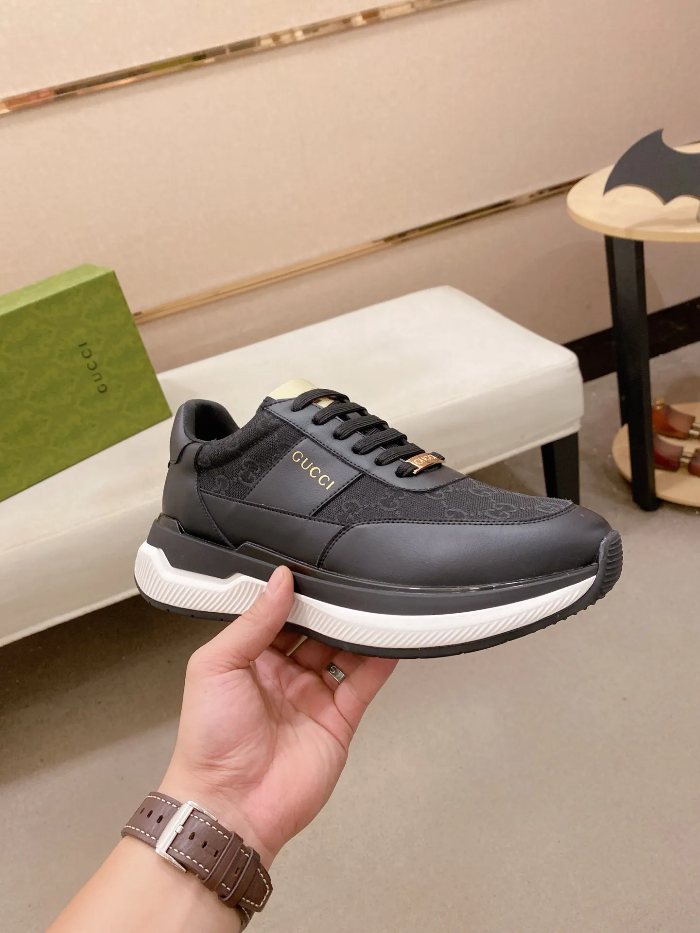 Men's shoes 💰 462💰The new GUCCI (Gucci) counters are launched simultaneously. The new men's shoes, 😘fabrics are selected from imported cowhide, and the lining is sheepskin lining. 👍🏿 High-end ☄️ air-cushion molded anti-slip rubber outsole, exquisite lines, simple and elegant, comfortable and high-end for leisure travel. Code number: 38 to 44 (45 can be customized and cannot be returned or exchanged)